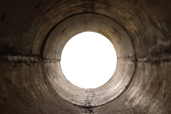 Sonunda ışık olan karanlık bir tünel. — Stok fotoğraf