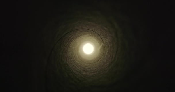 Movimento della fotocamera in tunnel illuminato lungo con luce alla fine — Video Stock