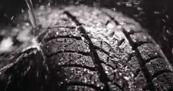 Voda stříkající na nové auto pneumatiky ve zpomaleném filmu — Stock video
