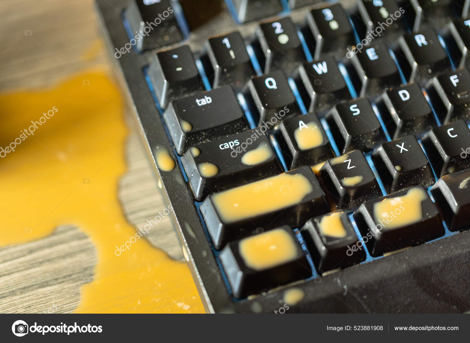 Robust Evaluering Adept Kaffe spildt på mekanisk tastatur af computer — Stock-foto © svedoliver  #523881908