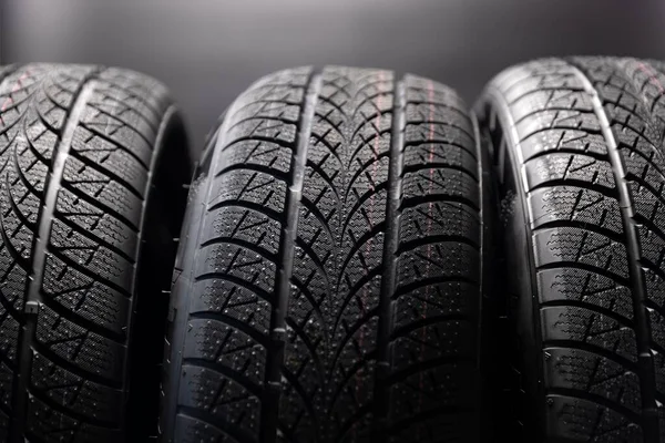 Neumáticos limpios del coche girando sobre fondo oscuro — Foto de Stock