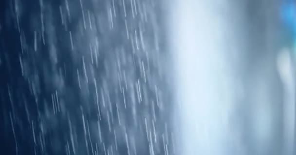 Voda tekoucí ze sprchy, která vypouští páru — Stock video