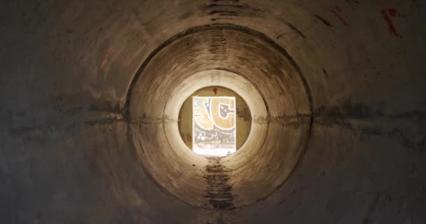 Камера движется вперед в бетонном тоннеле — стоковое видео