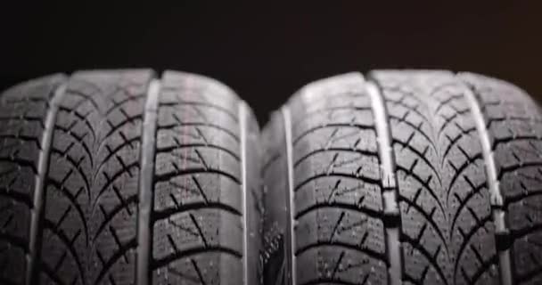 Neumáticos limpios del coche girando sobre fondo oscuro — Vídeos de Stock