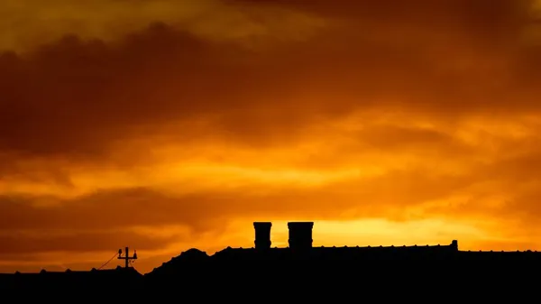 Dramatische zonsondergang hemel achtergrond met mammatus wolken — Stockfoto