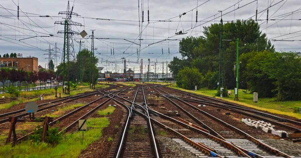 Pohled na cestu vlakem pod zataženou oblohou — Stock fotografie