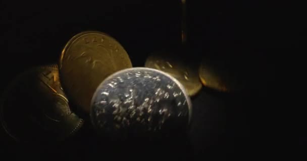 Geld zittert und zittert vor dunklem Hintergrund — Stockvideo