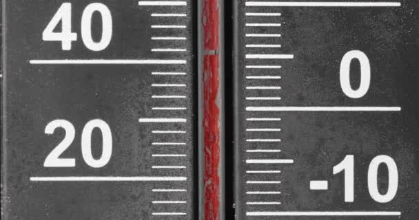 Thermometer koelen en bevriezen op 0 Celsius met camera volgen — Stockvideo
