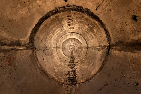 Dunkler endloser Betontunnel unter der Erde — Stockfoto