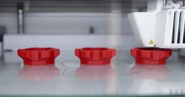 Impressora 3D trabalhando em engrenagens de plástico pesadas — Vídeo de Stock