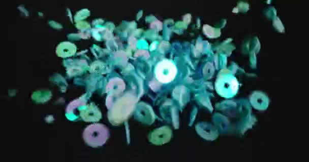 Pequenas partículas coloridas tremendo contra fundo escuro — Vídeo de Stock