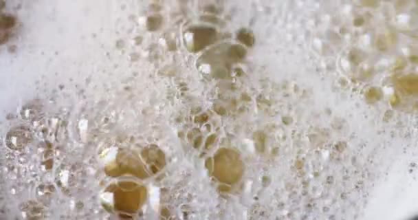 Піни бульбашки абстрактний чорний фон — стокове відео
