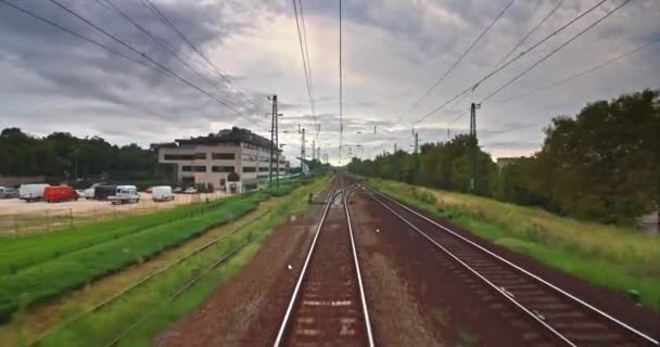 Bakış açısı bulutlu gökyüzü altında tren yolculuğu — Stok video