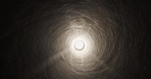 Movimento da câmera em túnel iluminado longo com luz na extremidade — Vídeo de Stock