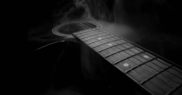 Guitarra clásica primer plano con deslizamiento en — Vídeo de stock