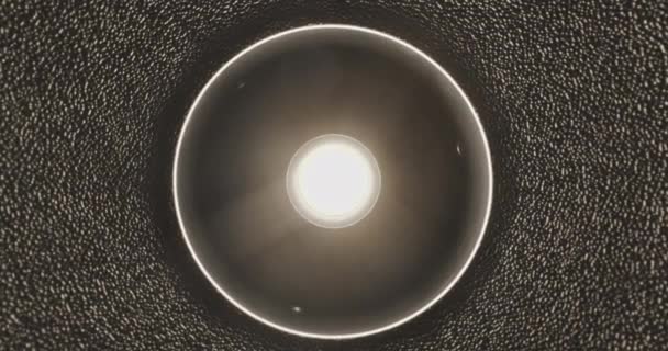 Movimento da câmera em túnel iluminado longo com luz na extremidade — Vídeo de Stock