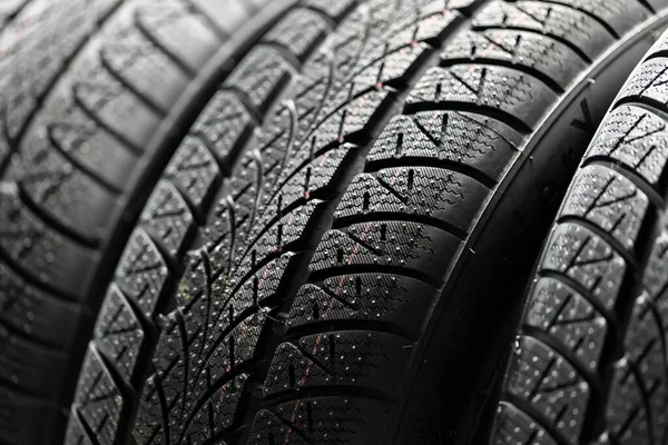 Neumáticos limpios del coche girando sobre fondo oscuro —  Fotos de Stock