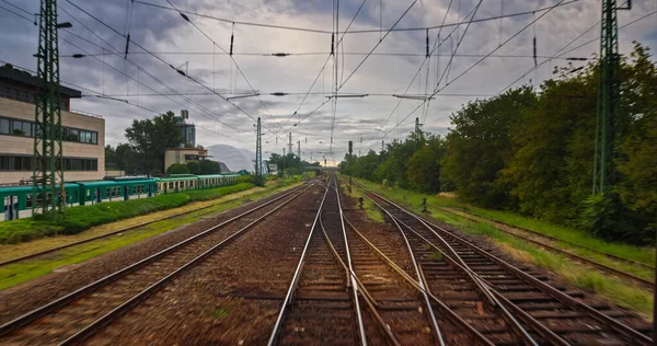 Pohled na cestu vlakem pod zataženou oblohou — Stock fotografie