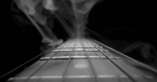 Diapasón de guitarra con deslizamiento en blanco y negro — Vídeo de stock