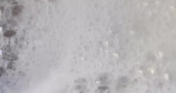 Пенные пузыри абстрактный черный фон — стоковое видео