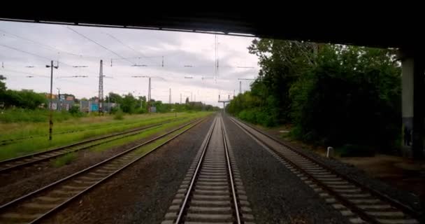Punto di vista treno viaggia sotto il cielo nuvoloso — Video Stock