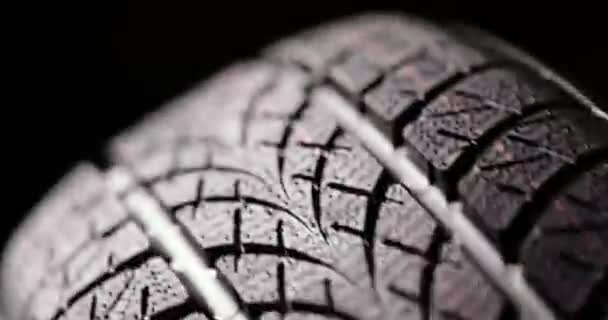 Čisté auto pneumatiky rotující na tmavém pozadí — Stock video