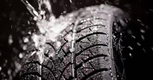 Éclaboussures d'eau sur les pneus neufs au ralenti — Video