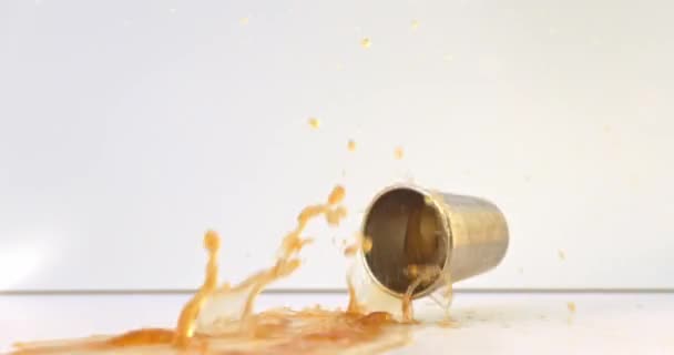 Tiro em câmera lenta de derramamento de café — Vídeo de Stock