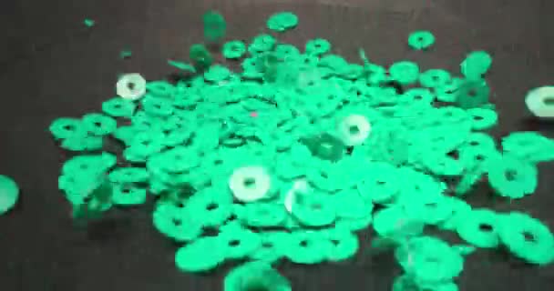 Koyu arkaplanda sallanan küçük renkli parçacıklar — Stok video