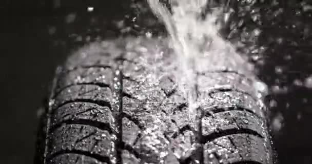 Voda stříkající na nové auto pneumatiky ve zpomaleném filmu — Stock video