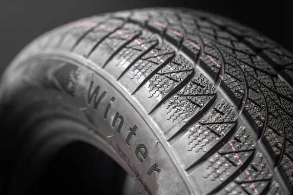 Neumáticos limpios del coche girando sobre fondo oscuro — Foto de Stock