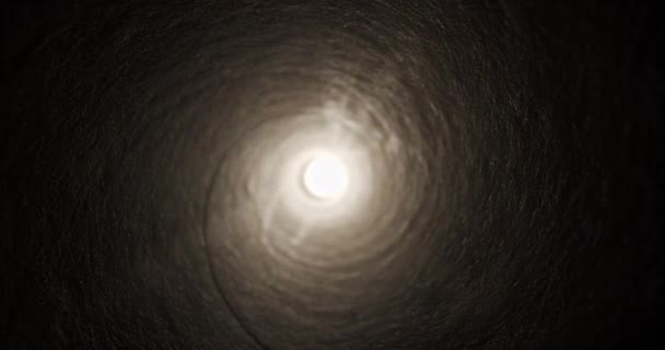 Camera beweging in lange verlichte tunnel met licht aan het einde — Stockvideo