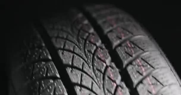 在黑暗背景下旋转的清洁汽车轮胎 — 图库视频影像