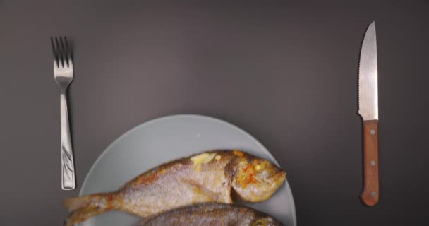 Closeup footage of serving whole grilled salt water fish — Αρχείο Βίντεο