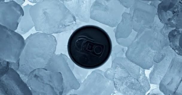 Lata de lata no gelo girando vista superior close-up imagens — Vídeo de Stock