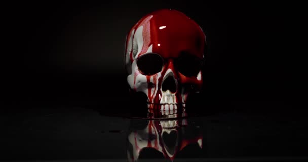 Calavera manchada de sangre con efectos de luz — Vídeos de Stock