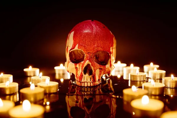 Blood stained skull against dark background closeup — Stock Photo, Image