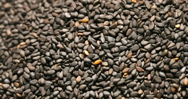Foto de close-up de sementes pretas secas naturais girando — Fotografia de Stock