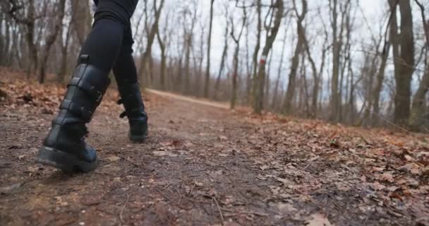 Ormanda ağır çekimde yürürken kadın bacaklarını takip eden kamera. — Stok video