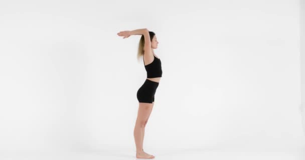 Mujer rubia haciendo ejercicio de yoga en primer plano del estudio — Vídeos de Stock
