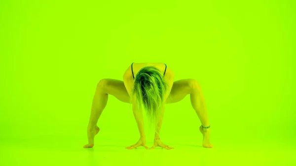 Blond Kvinna Gör Yoga Motion Studio Närbild Konstnärligt Foto — Stockfoto