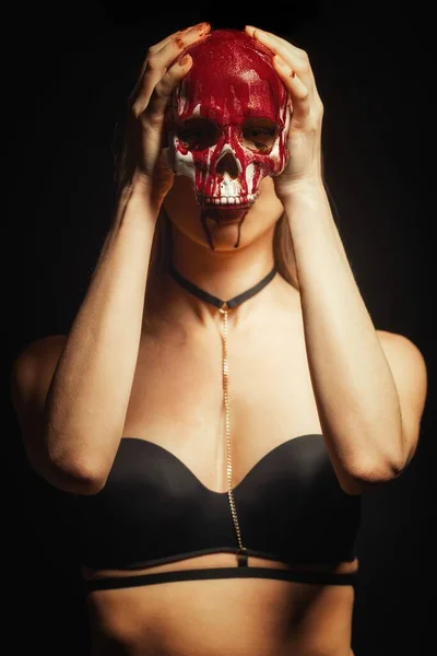 Mulher Segurando Crânio Sangrento Contra Fundo Escuro Close Foto — Fotografia de Stock