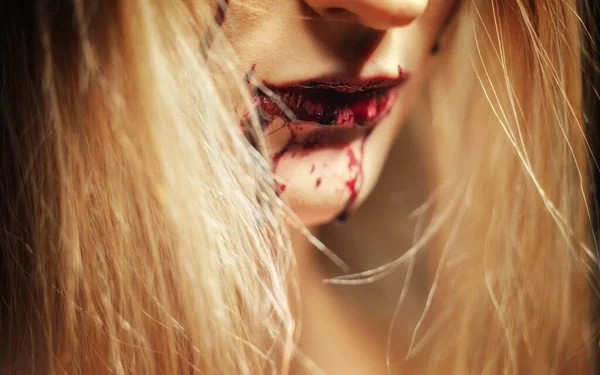 血のような口を閉じて写真を持つ女性 — ストック写真