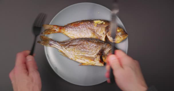 Imagens Perto Começar Comer Peixes Água Salgada Grelhados Inteiros — Vídeo de Stock