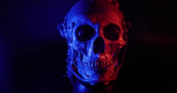 Dubbele kleur op steampunk stijl schedel tegen donkere achtergrond met rook — Stockvideo