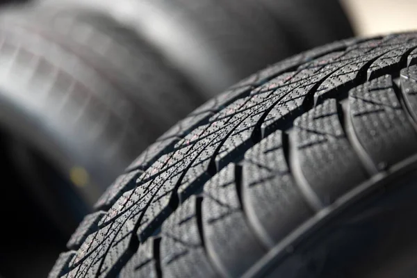 Neumáticos Limpios Del Coche Girando Contra Fondo Oscuro — Foto de Stock