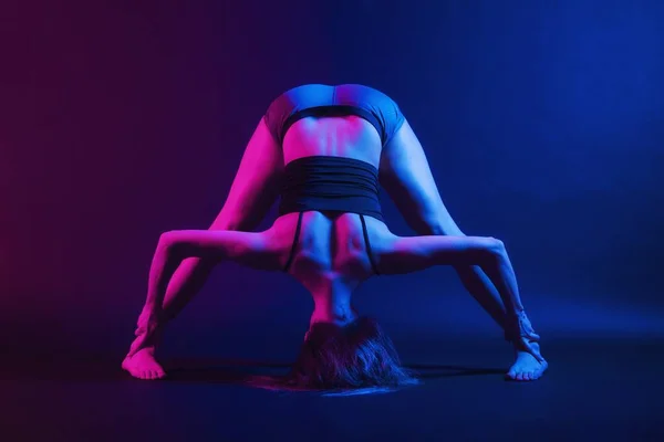 Blond Kvinna Gör Yoga Motion Studio Nära Håll — Stockfoto