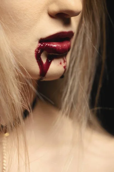 Kobieta Krwawiącymi Ustami Zbliżenie Zdjęcie — Zdjęcie stockowe