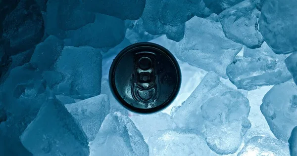 Plåtburk i is som bakgrund struktur — Stockfoto