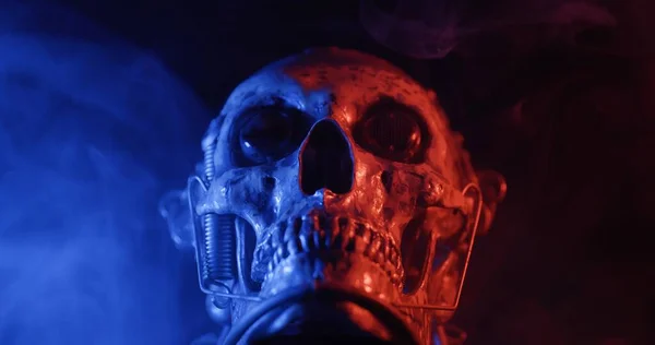 带有蓝光、红光和烟雾的机器人头骨 — 图库照片